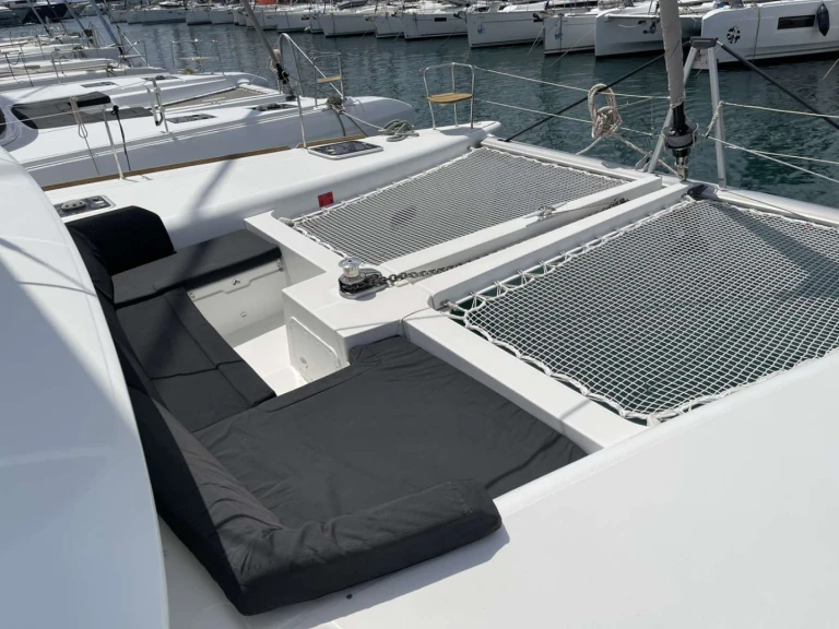 Lagoon Lagoon 450 F in Alimos on SamBoat