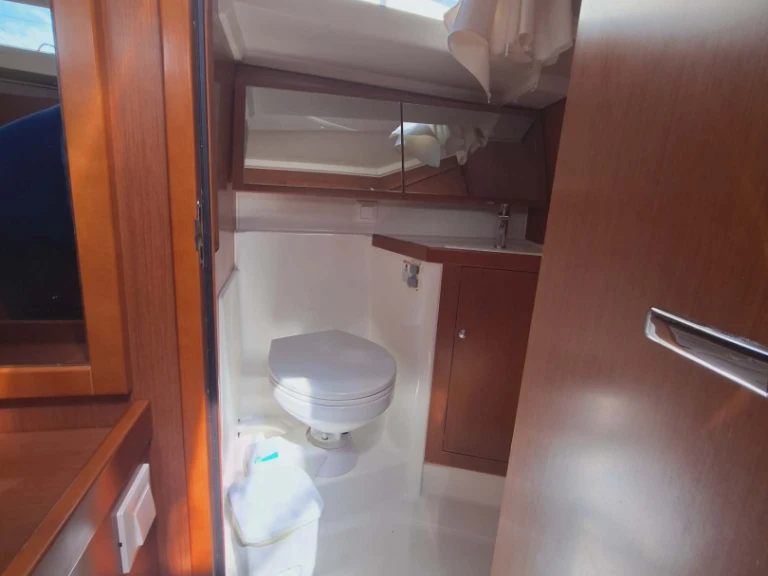 Sailboat for rent Néa Péramos at the best price