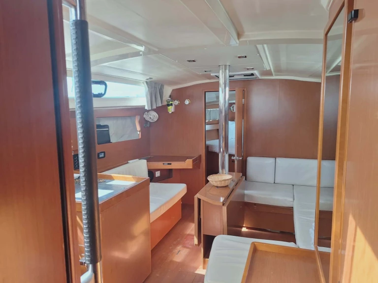Bénéteau Oceanis 41.1 in Néa Péramos on SamBoat