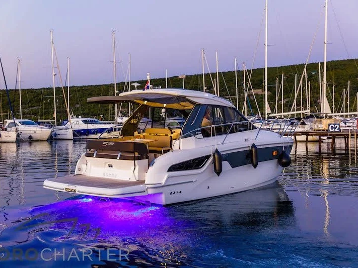 Boat rental Bavaria Bavaria 33 Sport HT in Punat on Samboat