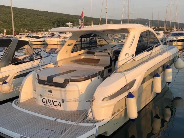 Bareboat Rental Motorboat Bavaria with a boat licence