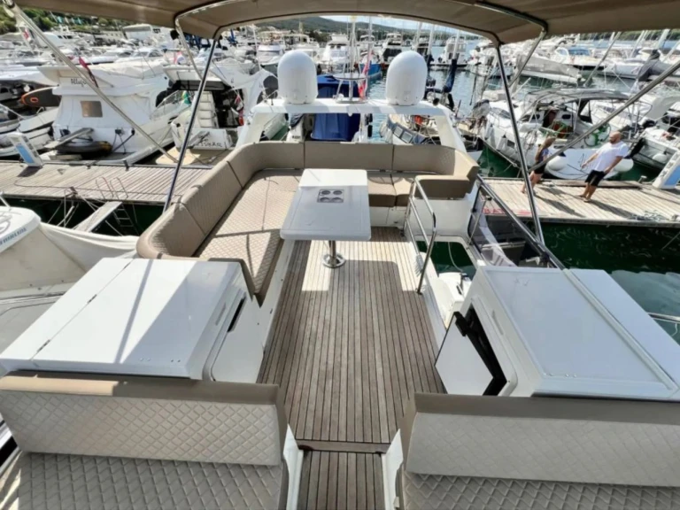 Galeon Galeon 420 Fly - 3 cab. charter bareboat or captained in  Punat