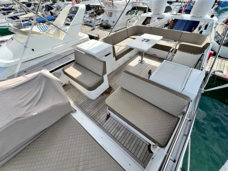 Galeon Galeon 420 Fly - 3 cab. in Punat on SamBoat