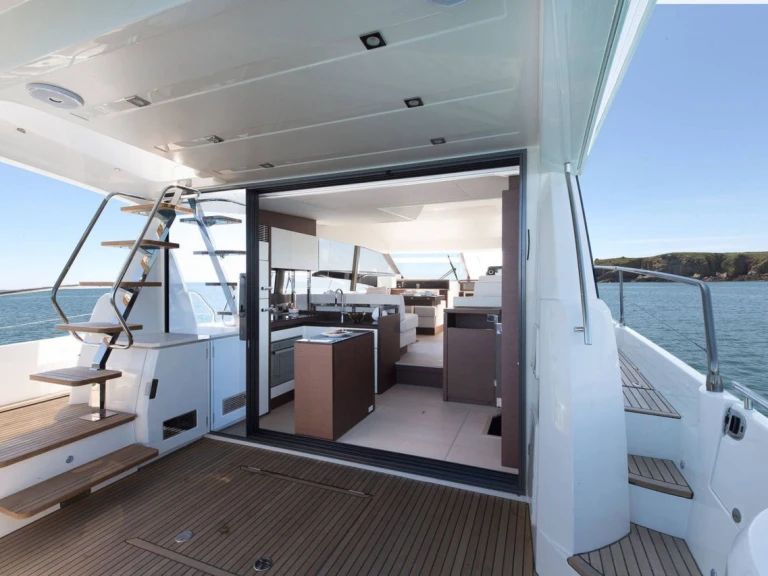Luxury Yacht rental in Punat - Jeanneau Prestige 520 Flybridge - 3 + 1 cab.