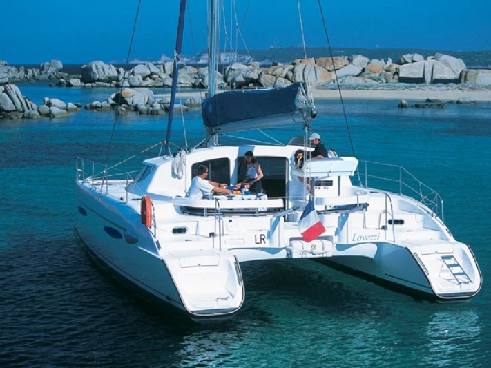 Fountaine Pajot Lavezzi 40 in La Rochelle on SamBoat