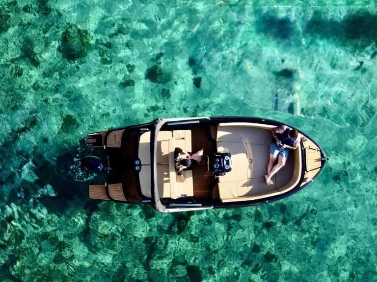 Bareboat Rental Motorboat Mareti with a boat licence