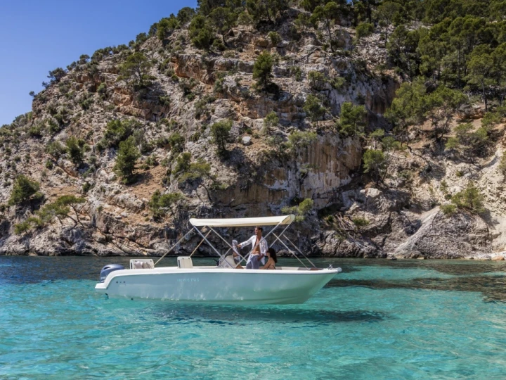 Boat rental Invictus  FX 190 in Saint-Raphaël on Samboat