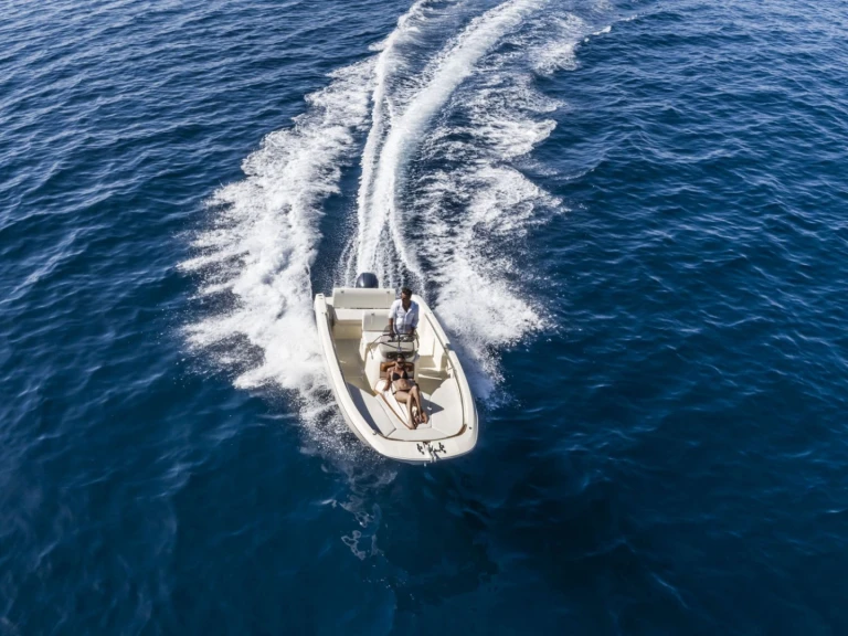 Motorboat rental with or without captain Invictus  Saint-Raphaël