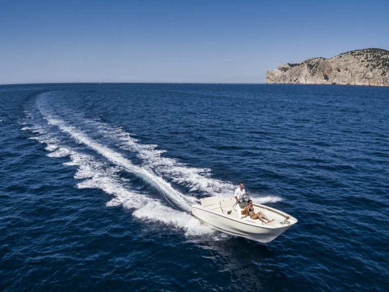 Bareboat Rental Motorboat Invictus  with a boat licence