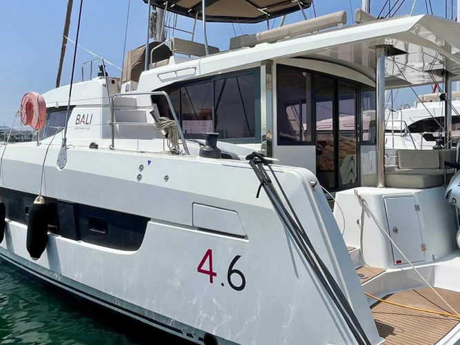 15 BALI 4.6 charter bareboat or captained in  Hyères