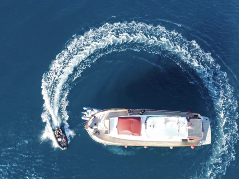 Bareboat Rental Motorboat Azimut with a boat licence