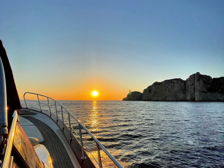 Fratelli Aprea Sorrento 32 Semi Cabinato charter bareboat or captained in  Capri