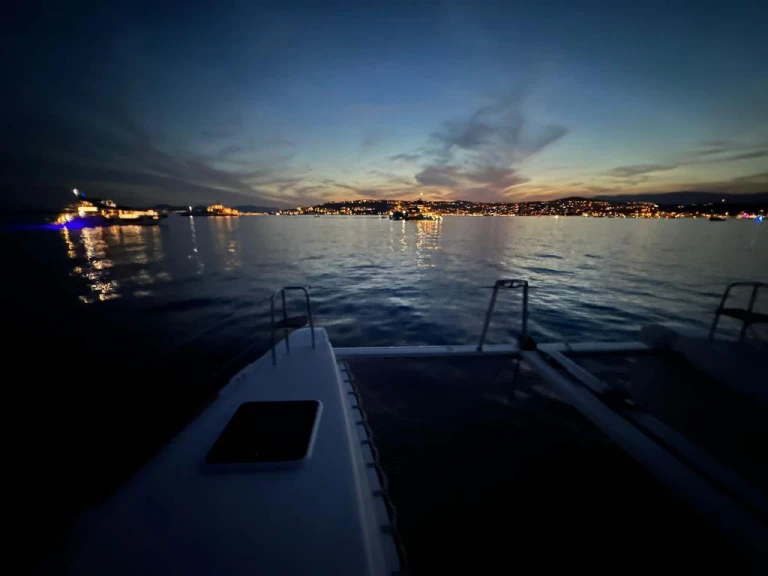 Catamaran rental in Cannes - Lagoon Lagoon 40 Motor Yacht