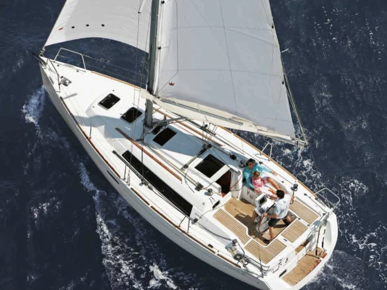 Bénéteau Oceanis 31 charter bareboat or captained in  La Herradura