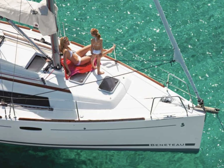 Rent a Bénéteau Oceanis 31 La Herradura