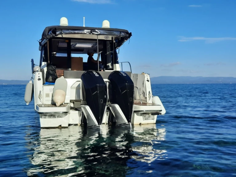 Motorboat rental with or without captain Jeanneau Hyères