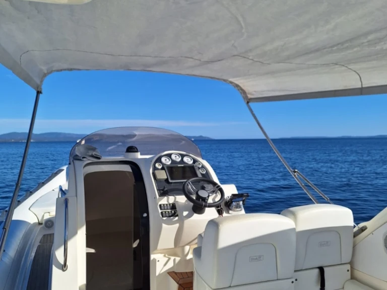 Yacht charter Hyères cheap BWA 34