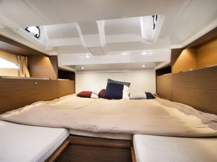 Yacht charter Hyères cheap CAP CAMARAT 10.5 CC Série 3