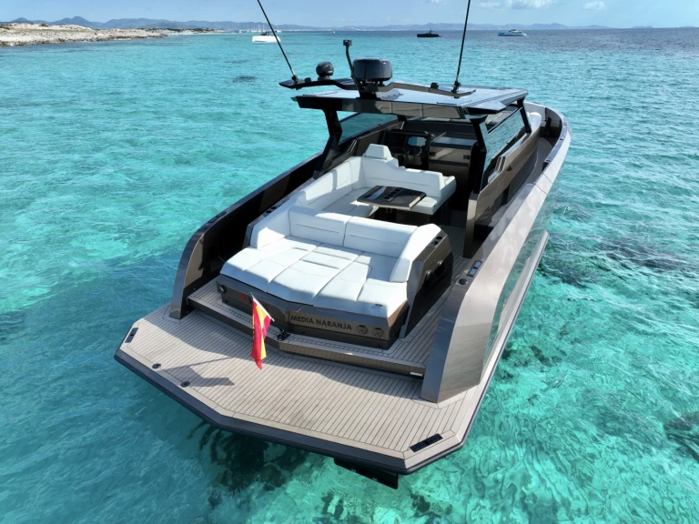 Bareboat Rental Motorboat Vanquish with a boat licence