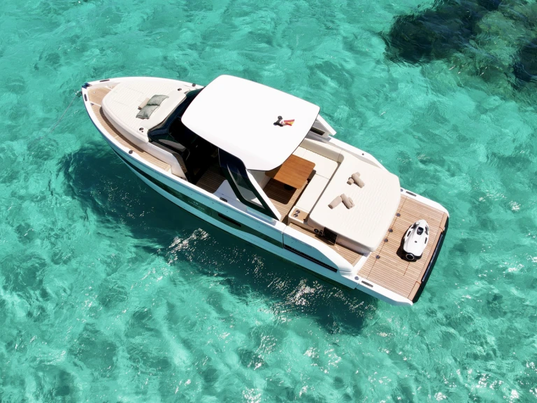 Bareboat Rental Motorboat Cranchi with a boat licence