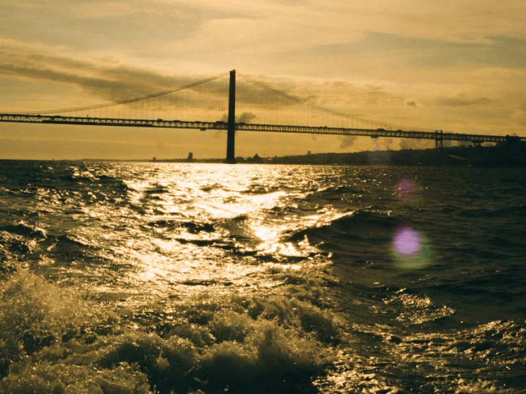 Fairline Phantom 40 in Lisbon on SamBoat