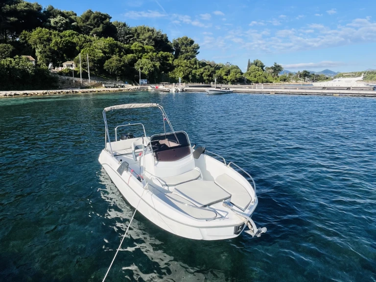 Boat rental Bénéteau Flyer 6.6 SPACEdeck in Antibes on Samboat