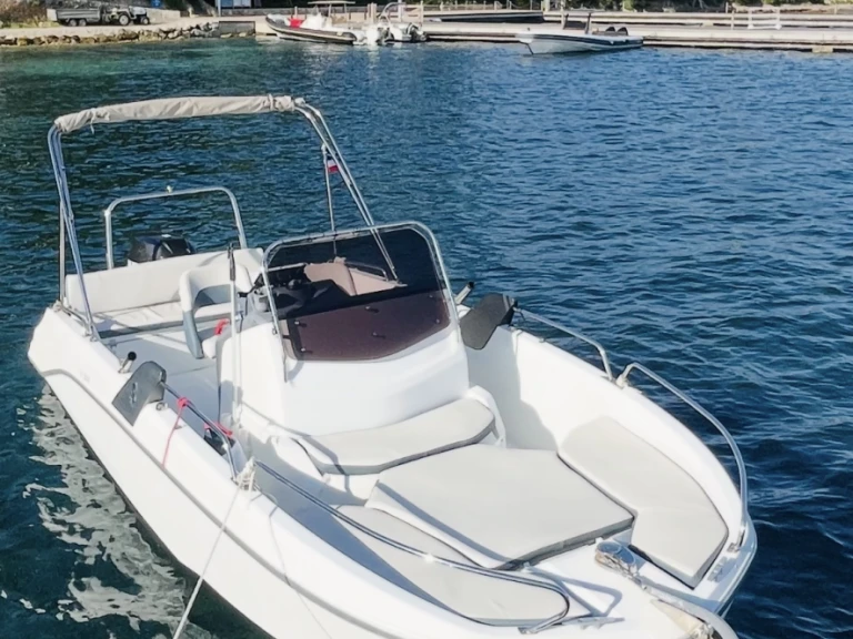Bénéteau Flyer 6.6 SPACEdeck in Antibes on SamBoat