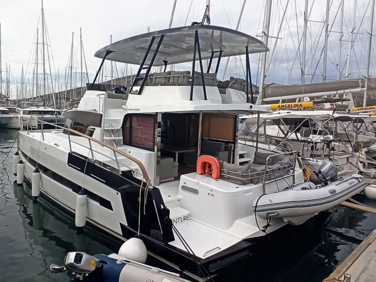 Motorboat rental in Biograd na Moru - Bali Bali 4.3 MY