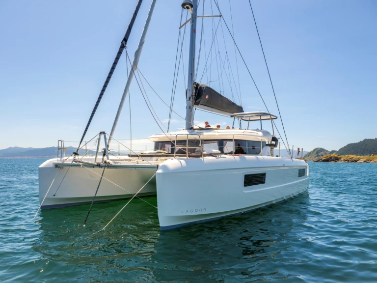 Lagoon Lagoon 43 - 3 + 1 cab. OW charter bareboat or captained in  Road Town