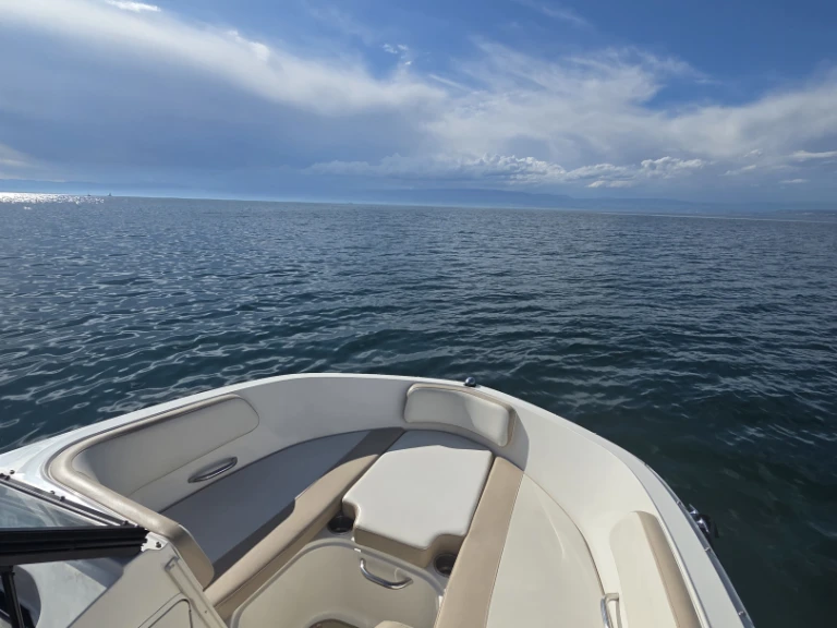 Bayliner VR5 in Lugrin on SamBoat