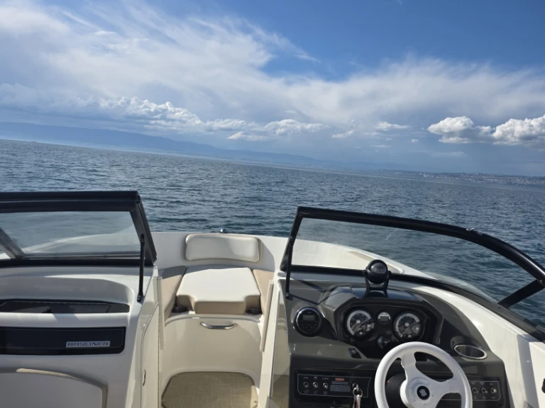 Motorboat rental in Lugrin - Bayliner VR5