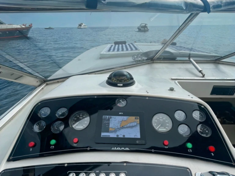 Rent a Itama Itama 38 Open Ischia