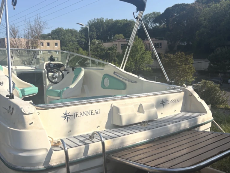 Motorboat rental with or without captain Jeanneau France