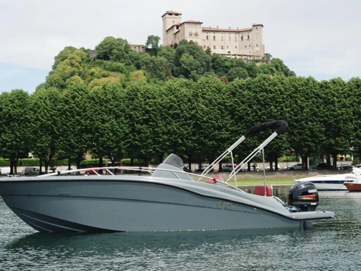 Bareboat Rental Motorboat Clear with a boat licence