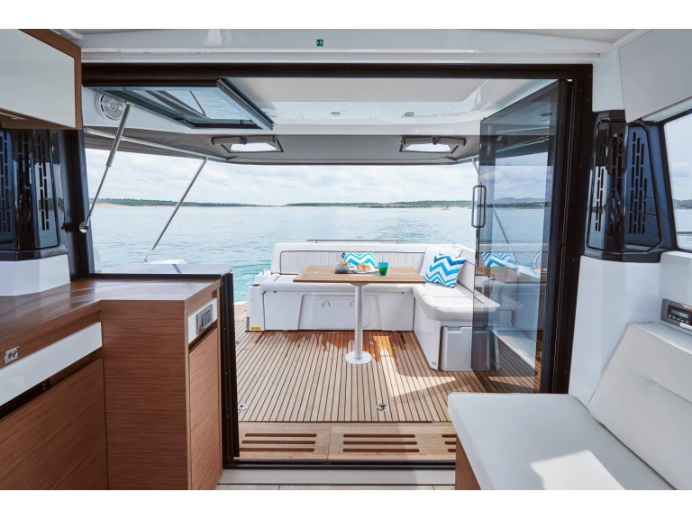 Jeanneau NC 37 in Naples on SamBoat