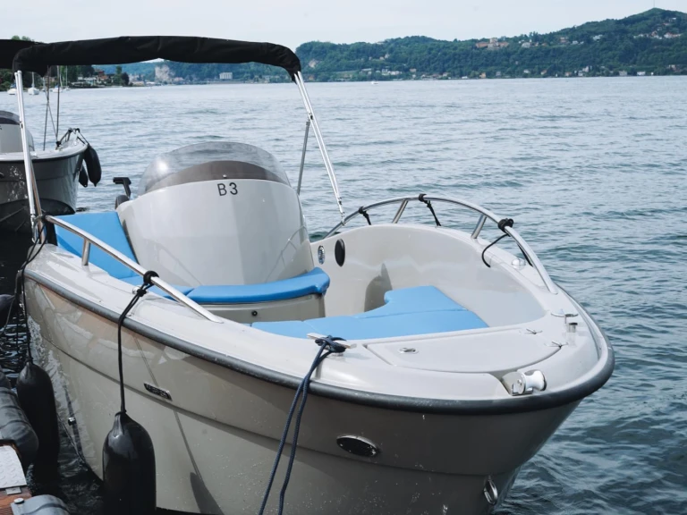 Motorboat rental with or without captain Clear Angera