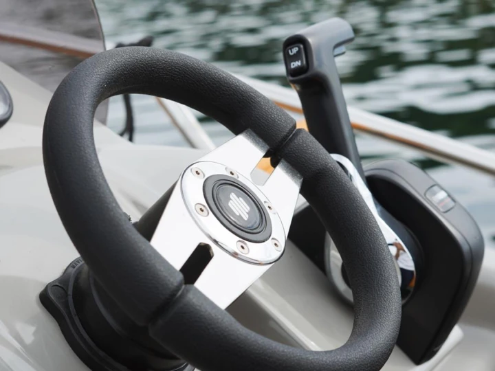 Yacht charter Angera cheap Aries Open L