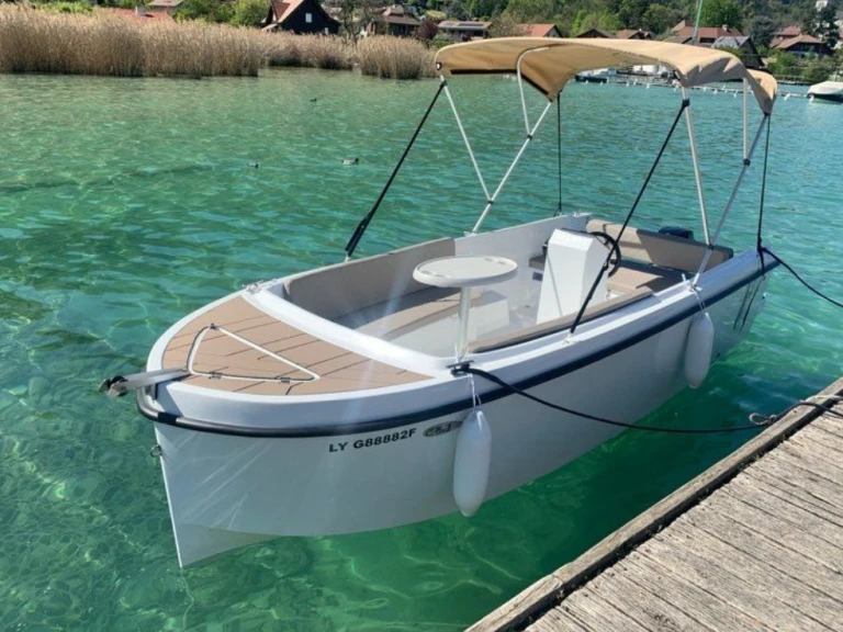 Yacht charter Annecy cheap 520 Premium
