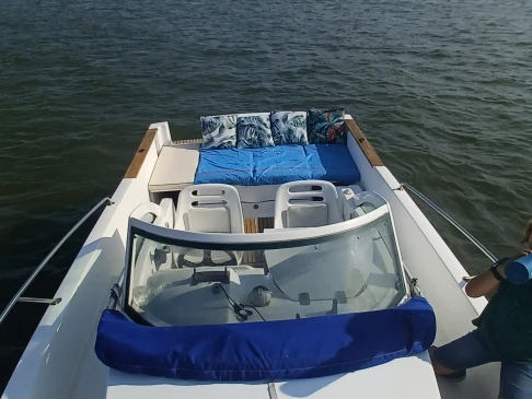 Bareboat Rental Motorboat Bénéteau with a boat licence