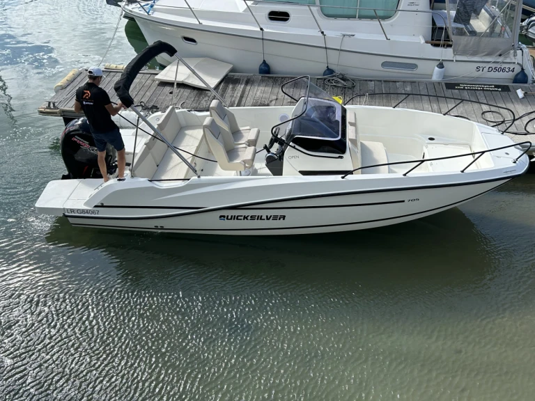 Motorboat rental in La Rochelle - Quicksilver 705 Open