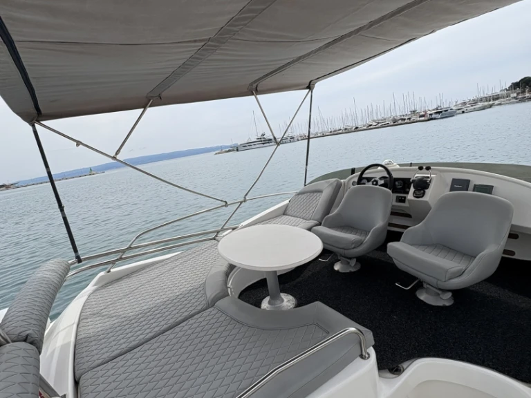 Boat rental Jeanneau Prestige 32 Fly in Split Ferry Port on Samboat