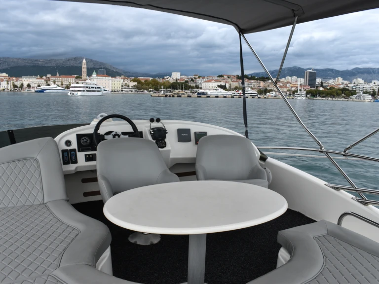 Bareboat Rental Motorboat Jeanneau with a boat licence