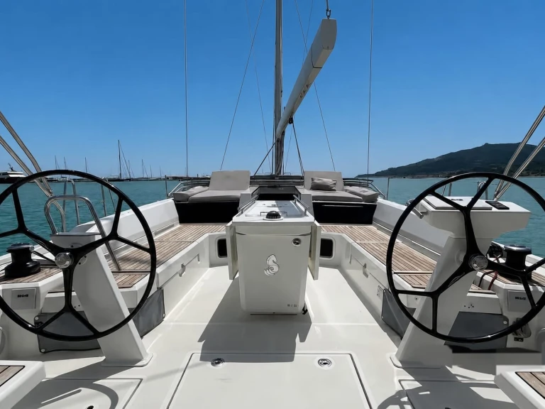Sailboat rental with or without captain Bénéteau Vlycho