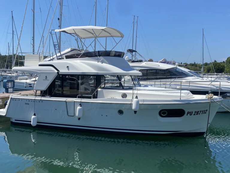 Rent a Bénéteau Swift Trawler 35 Pula