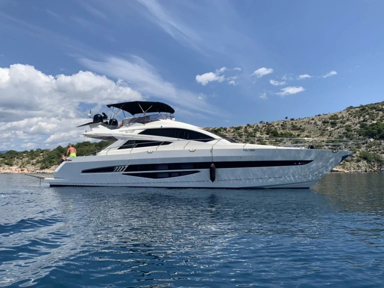 Galeon Galeon 700 Skydeck - 4 + 1 cab. in Novi Vinodolski on SamBoat