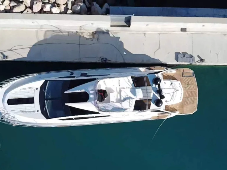 Rent a Galeon Galeon 700 Skydeck - 4 + 1 cab. Novi Vinodolski