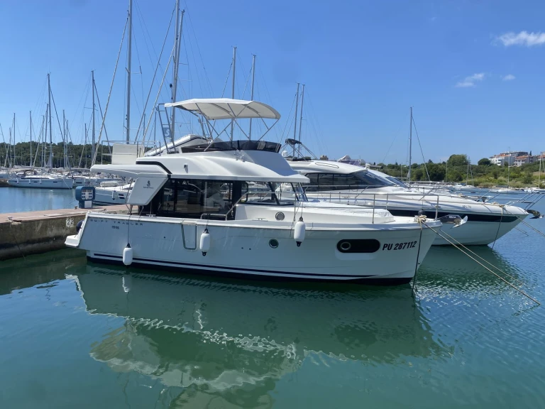 Motorboat rental in Pula - Bénéteau Swift Trawler 35