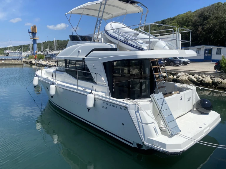 Rent a Bénéteau Swift Trawler 35 Pula