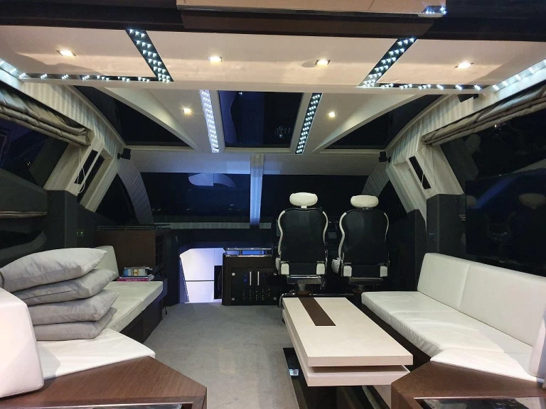 Galeon Galeon 700 Skydeck - 4 + 1 cab. charter bareboat or captained in  Novi Vinodolski