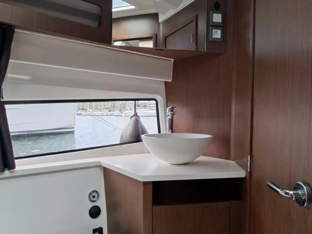 Motorboat rental with or without captain Bénéteau Punat